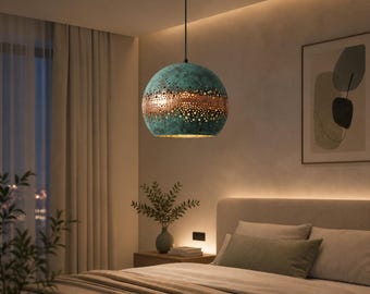 Ręcznie robiona lampa wisząca z kutej miedzi – wzór marokański z patyną vintage