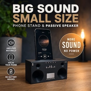 Puede incluir: Un soporte para teléfono y altavoz pasivo rectangular de color negro con un teléfono inteligente insertado en la ranura superior. El dispositivo cuenta con dos aberturas circulares para altavoces, un acento metálico central y el texto BIG SOUND SMALL SIZE.