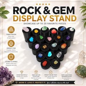 Puede incluir: Un expositor negro de varios niveles para rocas y gemas con veinte ranuras circulares para sujetar piedras. El soporte está dispuesto en forma triangular, con varios cristales y minerales pulidos de colores colocados en cada ranura.