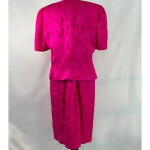 Conjunto de traje de falda peplum de jacquard floral de seda Adrianna Papell – Rosa fucsia imagen 3
