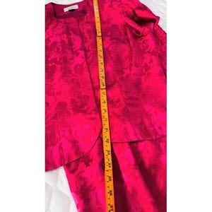 Conjunto de traje de falda peplum de jacquard floral de seda Adrianna Papell – Rosa fucsia imagen 8