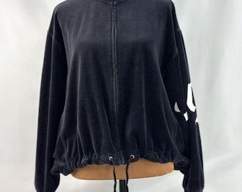 Czarna welurowa kurtka zapinana na zamek Juicy Couture, która idealnie wpisuje się w klimat Y2K.