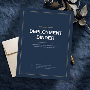 Può includere: Una copertina per raccoglitore di dispiegamento stampabile blu scuro per famiglie militari con linee di bordo dorate. Il testo recita: FOR MILITARY FAMILIES, DEPLOYMENT BINDER, The home-front organizer for deployment season—checklists, contacts.