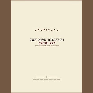 Könnte beinhalten: Ein rechteckiger Studien-Kit-Einband mit cremefarbenem Hintergrund und dunkelbraunem Rand. Der Text lautet THE DARK ACADEMIA STUDY KIT for the scholar who reads by candlelight, mit assignments, exams, schedule, reading, notes, grades.