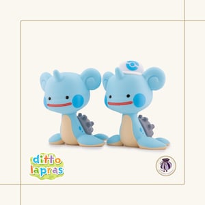 Könnte beinhalten: Zwei hellblaue Cartoonfiguren mit großen Ohren, roten Mündern und blauen Wangenkreisen. Eine Figur trägt einen weißen Hut mit blauem Design. Die Figuren haben graue Rückendetails. Der Text "ditto lapras" ist sichtbar.