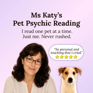 Może przedstawiać: Obraz zawiera tekst: "Ms Katy's Pet Psychic Reading". Na zdjęciu kobieta i pies. Tekst brzmi: "Czytam jedno zwierzę na raz. Tylko ja. Nigdy się nie spieszę". Recenzja mówi: "Tak osobiste i wzruszające, że płakałem."