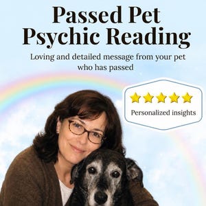 Op de afbeelding: De afbeelding toont de tekst "Passed Pet Psychic Reading", die een liefdevolle boodschap van uw overleden huisdier belooft. Een vrouw en een hond zijn afgebeeld. Een grafiek met vijf sterren en de woorden "Personalized insights" is ook aanwezig.