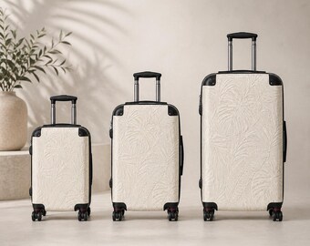 Maletas con estampado de palmeras color marfil, equipaje tropical en relieve en color beige neutro.
