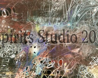 Può includere: Dipinto astratto con sfondo scuro e accenti bianchi, blu e rossi. Il dipinto presenta una varietà di forme e linee, creando un senso di movimento ed energia. Il testo "8 Spirits Studio 2018" è visibile al centro del dipinto.