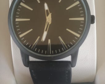 Relógio preto com pulseira de couro preta