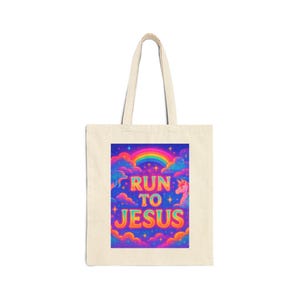 Peut inclure: Sac fourre-tout crème avec un graphisme coloré. Le graphisme présente un arc-en-ciel, des nuages et le texte "RUN TO JESUS" dans un style psychédélique vibrant. Une licorne est également présente dans le design.