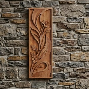 Op de afbeelding: Een rechthoekig wandpaneel van lichtbruin hout met een diepe reliëfsnijwerk van vloeiende, gebogen lijnen en organische vormen die lijken op stengels, bladeren en twee bloemen met vijf bloemblaadjes in een verticale compositie.