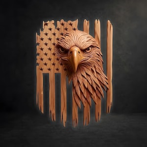 Peut inclure: Une pièce d'art mural en bois sculpté représentant une tête d'aigle à tête blanche en haut-relief sur un motif de drapeau américain stylisé. Le drapeau se compose de lattes verticales avec des étoiles découpées et un grain de bois brun clair.