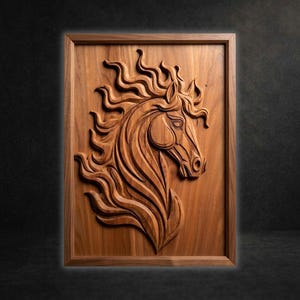 Può includere: Una targa da parete rettangolare in legno con un intaglio in rilievo di una testa di cavallo di profilo. Il cavallo ha una criniera fluida e stilizzata che si estende verso il basso. L'intero pezzo è realizzato in legno marrone con cornice.