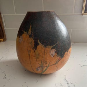 Vintage handgeschilderd kalebaskunstvat ondertekend Karen Lilly 2000 Botanical Decor