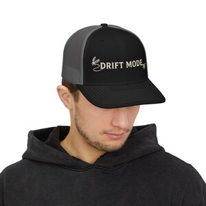 Gorra trucker con cierre ajustable Drift Mode / Gorra bordada con texto de carreras