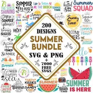 Può includere: Un pacchetto grafico digitale estivo con 200 design in formati SVG e PNG, più 7000 SVG gratuiti. L'immagine presenta vari design di testo a tema estivo, tra cui frasi come "Summer Time" e "Hello Summer".
