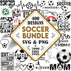 Może przedstawiać: Cyfrowa kolekcja 400 projektów o tematyce piłkarskiej w formatach SVG i PNG, z centralną etykietą w kształcie rombu z tekstem 400 DESIGNS SOCCER BUNDLE SVG & PNG + 7000 FREE SVGS, otoczoną różnymi czarno-białymi grafikami piłkarskimi.