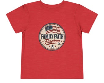 Familie Glaube Freiheit Logo Kleinkind T-Shirt | Amerikanische Flagge patriotischer Entwurf
