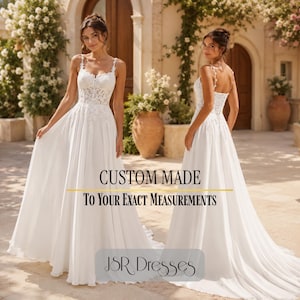Könnte beinhalten: Ein bodenlanges weißes Kleid mit Spitzenoberteil, dünnen Trägern und fließendem Rock. Der Text lautet: CUSTOM MADE TO YOUR EXACT MEASUREMENTS und JSR Dresses. Das Design umfasst eine betonte Taille und einen bodenlangen Rock mit Schleppe.