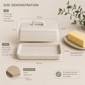 Peut inclure: Un beurrier en céramique beige avec un couvercle et un plateau rectangulaires. Le couvercle mesure 17,5 cm sur 7,4 cm sur 7 cm. Le plateau mesure 19,3 cm sur 9,2 cm sur 2 cm. Une dalle d'argile mesure 6 mm. Texte : SIZE DEMONSTRATION et mesures.