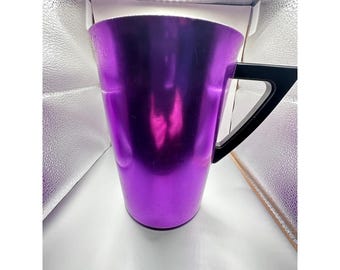 Jarra vintage básica de aluminio anodizado morado, estilo moderno de mediados de siglo (MCM) retro.