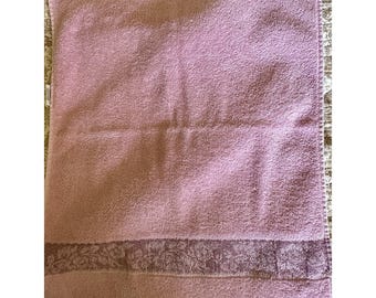 Vintage kanonroze handdoek met franje bloemenrand gemaakt van VS-katoen