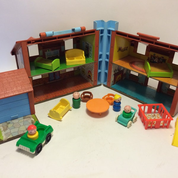 Vitnage Fisher Pricel Family Play house vintage Tudor House toy 80's toy with little people t02