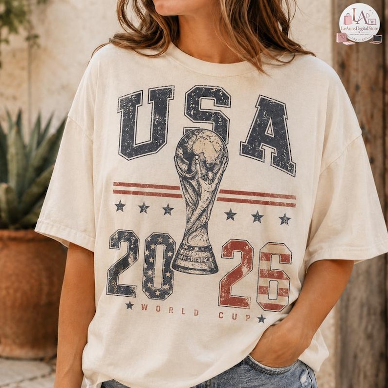 Camiseta Comfort Colors World Soccer USA 2026, camiseta gráfica de fútbol vintage, camiseta de fútbol de EE. UU., sudadera de fútbol retro, regalo de fútbol de EE. UU. imagen 1