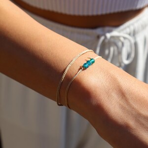 ミニマルな天然石ブレスレット、調節可能なナイロンコード、カナダ製ハンドメイド、普段使いの重ね付けジュエリー
