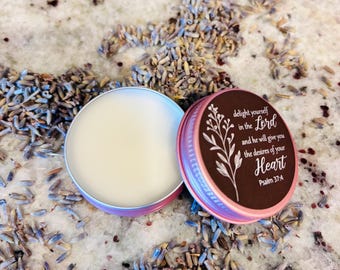 Bálsamo labial orgánico de cera de abeja y manteca de karité: labios suaves y frescos.