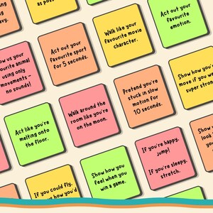 Puede incluir: Tarjetas cuadradas coloridas con indicaciones l&uacute;dicas como "Act&uacute;a como tu deporte favorito durante 5 segundos" y "Camina como tu personaje de pel&iacute;cula favorito." Las tarjetas son de varios colores.