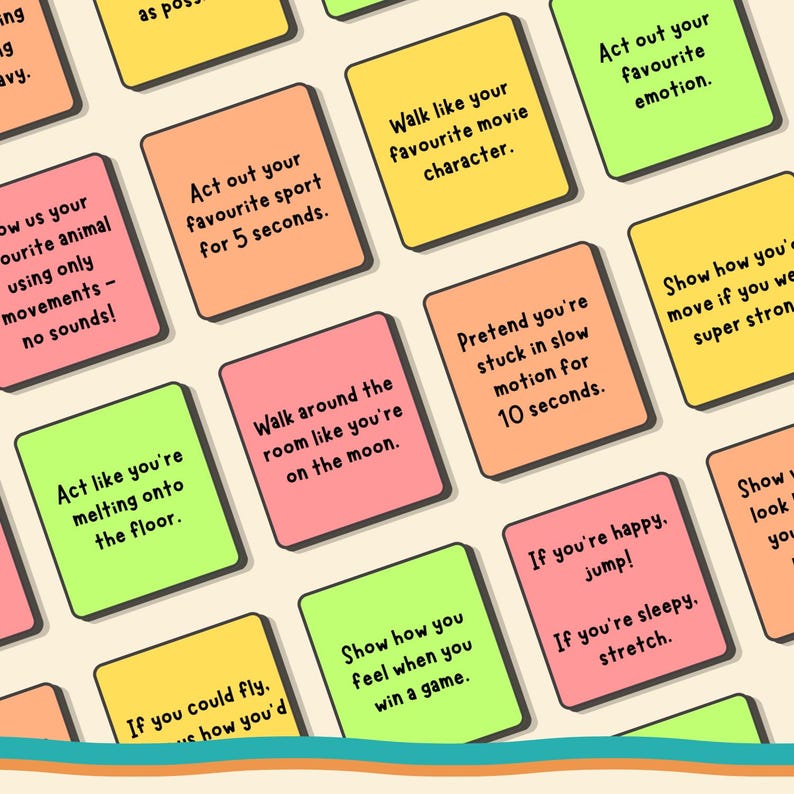 Puede incluir: Tarjetas cuadradas coloridas con indicaciones l&uacute;dicas como "Act&uacute;a como tu deporte favorito durante 5 segundos" y "Camina como tu personaje de pel&iacute;cula favorito." Las tarjetas son de varios colores.
