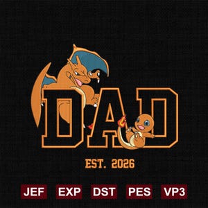 Puede incluir: Diseño bordado sobre tela negra con la palabra "DAD" en letras de bloque naranja, con una ilustración de Charizard y Charmander. El texto "EST. 2026" está debajo de la palabra "DAD".