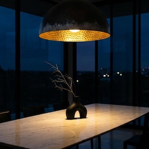 Lampa wisząca z kopułą młotkowaną, czarna, patynowana, złota, żyrandol do wnętrz | Lampa do jadalni w stylu industrialnym | Rustykalna lampa kuchenna na wyspę, ręcznie robiony metal, 41 cm