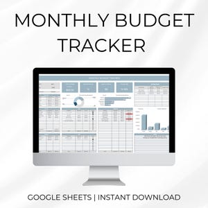 Può includere: Un monitor di computer mostra un foglio di calcolo "MONTHLY BUDGET TRACKER". Il foglio di calcolo è azzurro e bianco, con sezioni per i dati finanziari. Il testo "GOOGLE SHEETS | INSTANT DOWNLOAD" è in basso.