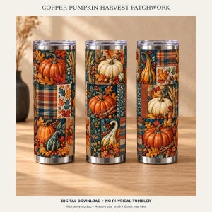 Peut inclure: Trois gobelets cylindriques présentant un motif patchwork de citrouilles orange, de courges, de feuilles d'automne, d'épis de blé et de motifs à carreaux dans des tons cuivre, marron, vert et or. Les gobelets ont des bords argentés et des couvercles transparents.
