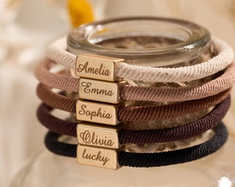 Personalisierte Haargummis | Individuell gravierte, minimalistische Haargummis | Geschenk für Brautjungfern, Gastgeschenk für die Hochzeitsfeier | Set mit 3–50 Stück