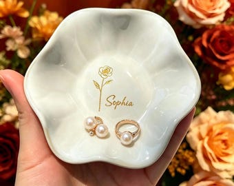 Aangepaste geboortebloem keramische ringschotel, gepersonaliseerd sieradenblad, gegraveerde snuisterijhouder, uniek bruidsmeisje cadeau voor haar, bruid als cadeau