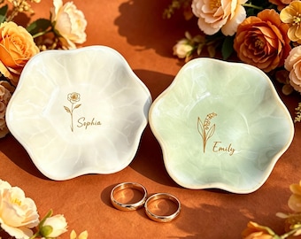 Gepersonaliseerde keramische ringschotel, aangepaste verjaardag bloem sieraden houder, gegraveerde naam trinket schotel, cadeau bruidsmeisje, aandenken cadeau voor haar
