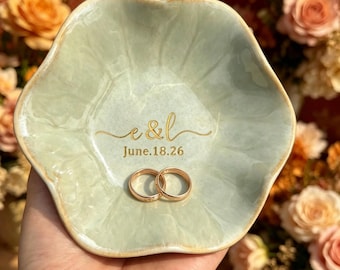 Portagioie in ceramica personalizzato, con incisione personalizzata, regalo per damigelle d'onore, vassoio con iniziali nuziali per lei, regalo per gli sposi novelli.