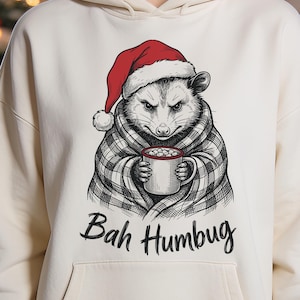 Bah Humbug PNG, design divertente per maglietta natalizia con opossum, sublimazione natalizia con espressione scontrosa (design digitale)