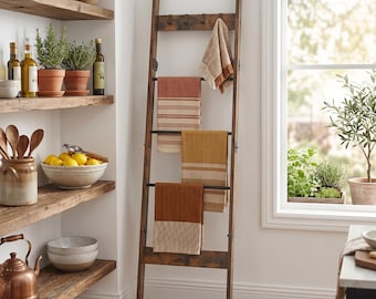 Escalera para mantas estilo rústico – Estante de madera de 5 niveles con ganchos, acabado en nogal oscuro