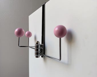 Gancho de pared de mediados de siglo - Perchero de metal - Organizador de entrada - Decoración minimalista moderna - Regalos - Organización - Arte de pared - Montaje en pared