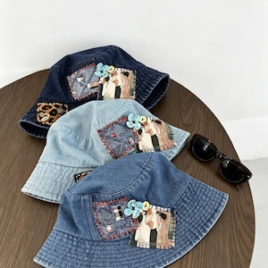 Sombrero tipo cubo de mezclilla patchwork, sombrero de sol estilo boho con apliques florales, gorra vaquera de estilo reciclado, sombrero de verano cottagecore, regalo único para ella.
