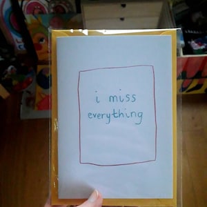 Tarjeta A6, ECHO DE MENOS, Interior en blanco, Ilustración del ático, Garabato, divertido, humorístico, amarillo, letra pequeña Papel pesado reciclado, colorido