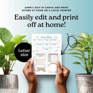 Puede incluir: Un planificador de negocios tamaño carta con un diseño colorido se muestra sobre un fondo azul claro. El planificador incluye secciones para la planificación diaria, objetivos y planes futuros. El texto en el planificador dice "Business Planner", "Action Steps" y "Future Plans". El texto "Easily edit and print off at home!" también es visible.