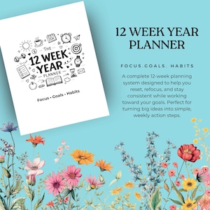 Op de afbeelding: Een witte 12 Week Year Planner met een zwart-wit doodle ontwerp en de tekst "Focus. Goals. Habits." De planner staat tegen een lichtblauwe achtergrond met kleurrijke bloemen.