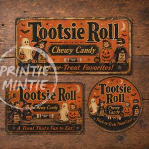 Peut inclure: Trois plaques en métal de style vintage arborant la marque Tootsie Roll avec des graphismes d'Halloween. Les panneaux rectangulaires et circulaires présentent des illustrations d'enfants costumés, de citrouilles, de chauves-souris et le texte Tootsie Roll Chewy Candy.