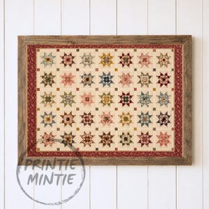Puede incluir: Una colcha rectangular con una cuadrícula de patrones de estrellas multicolores sobre un fondo crema, enmarcada por un borde floral rojo oscuro y un marco de madera rústica. El texto PRINTIE MINTIE aparece en una marca de agua circular.